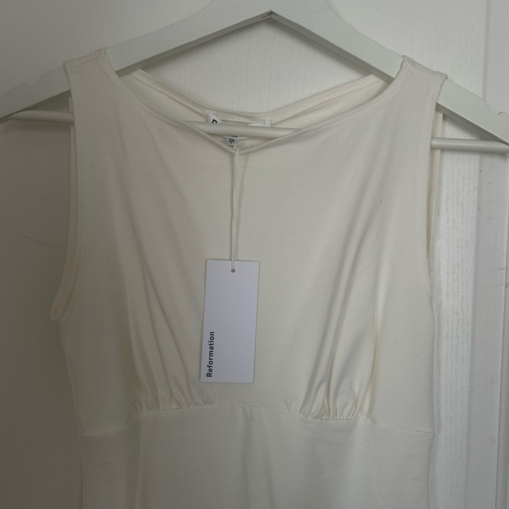 Elegant White Sleeveless Dress - Picture 5 of 5
